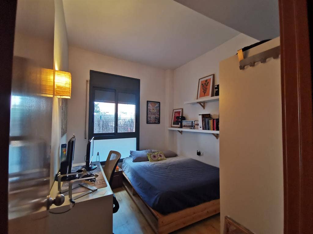 Habitación doble en precioso bajo.