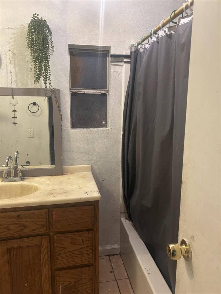 Room w/ Bath – Lake Elsinore