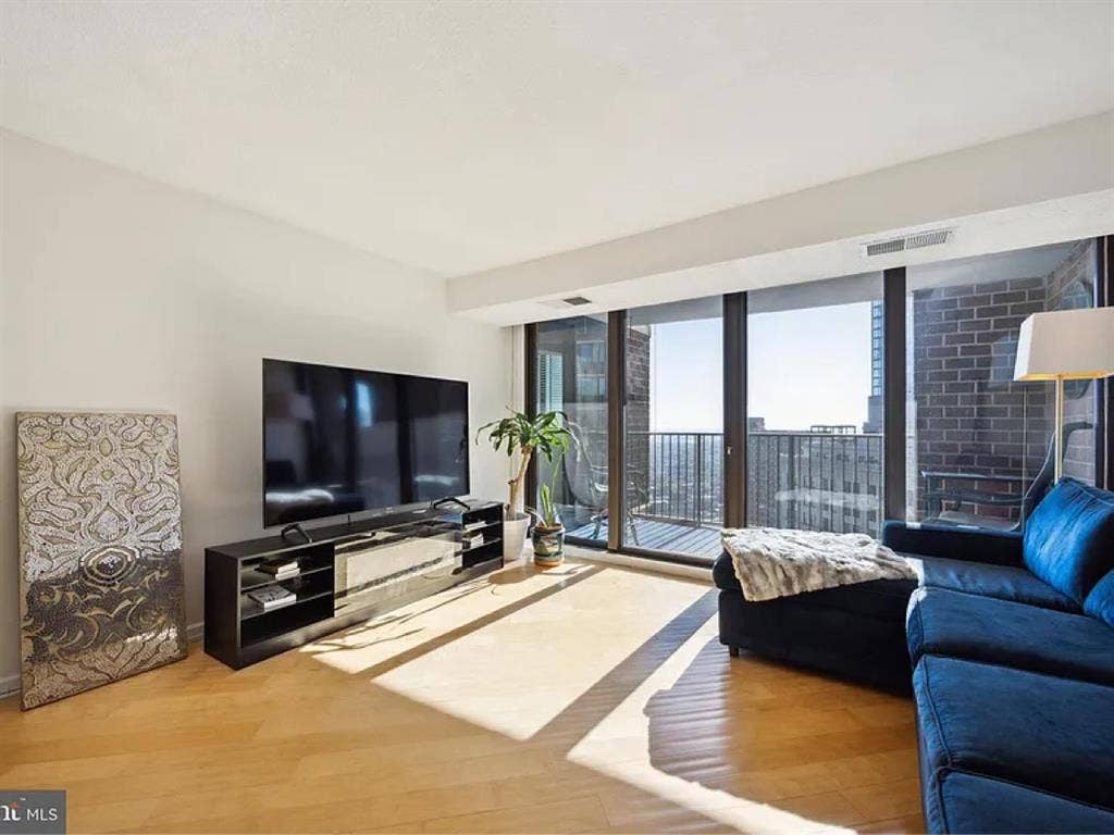 SHARING  APARTMENT IN HIGH RISE