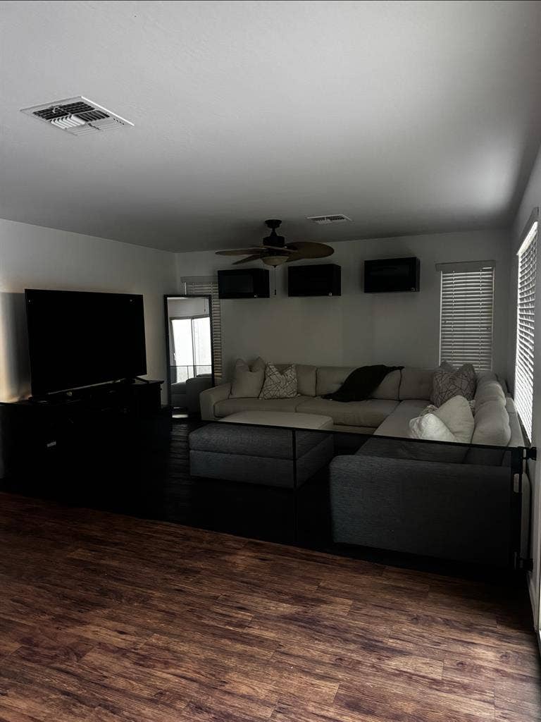 Looking for a Female Roommate