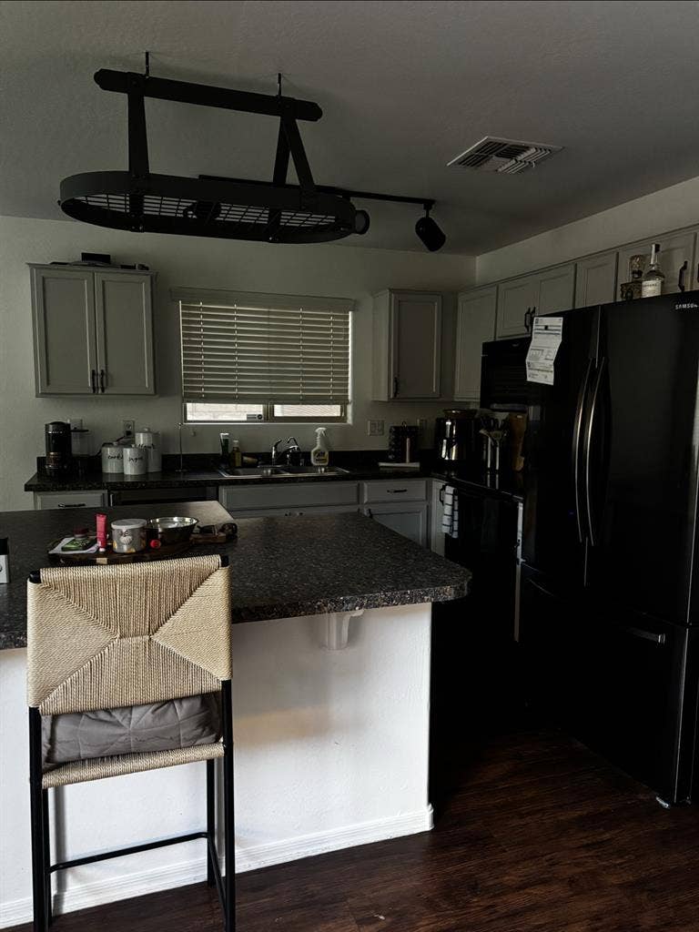 Looking for a Female Roommate