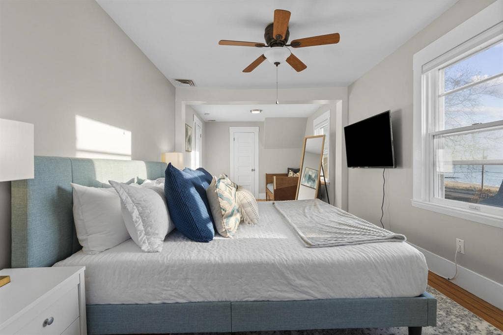 Amazing  Colonial with Hot Tub