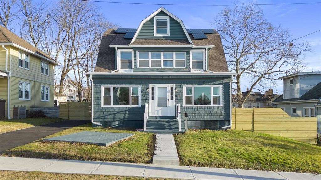 Amazing Colonial with Hot Tub