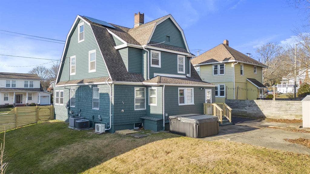 Amazing  Colonial with Hot Tub