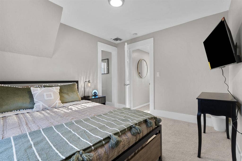 Amazing  Colonial with Hot Tub