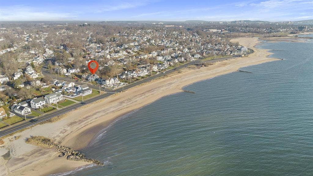 Amazing  Colonial with Hot Tub