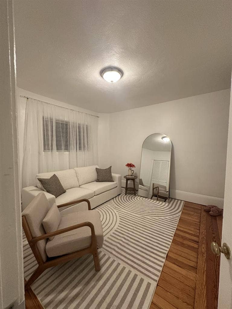 Looking for 2 
Female Roommates!!