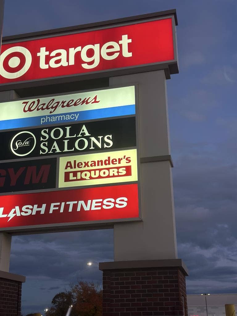 Looking for 2 
Female Roommates!!