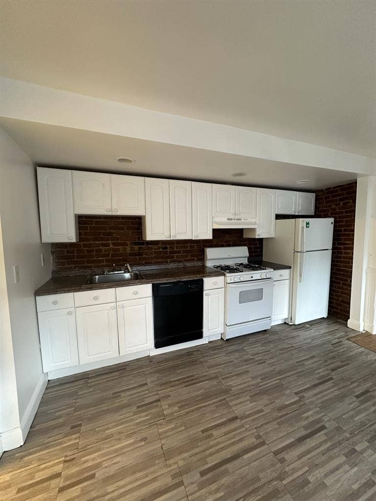 Looking for 2
Female Roommates!!