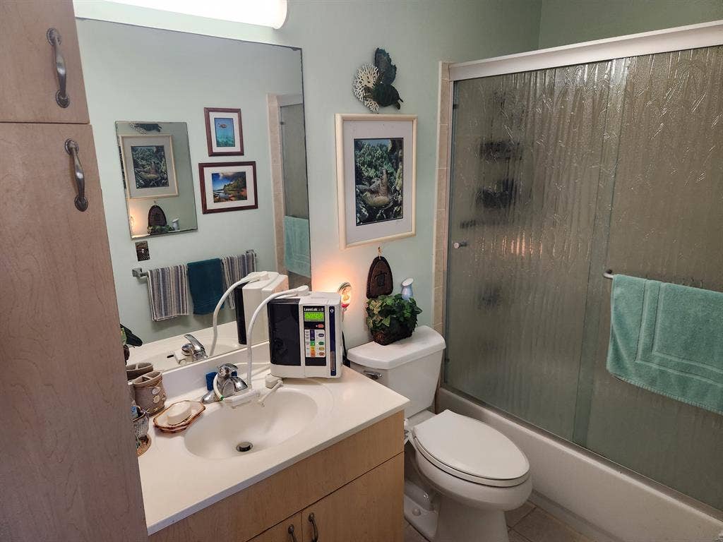 Fully furnished bedroom in Napili.