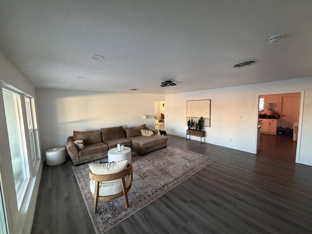 Master+Office 
w/ Private Bath+Entry