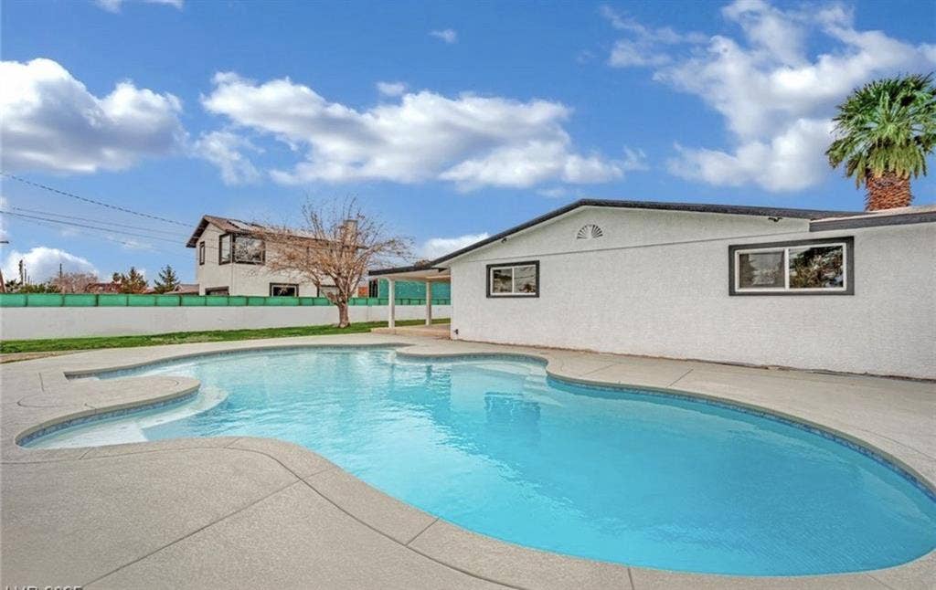 Master+Office
w/ Private Bath+Entry