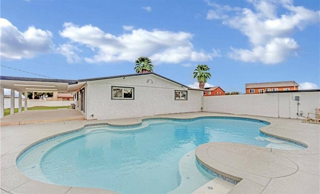 Master+Office 
w/ Private Bath+Entry