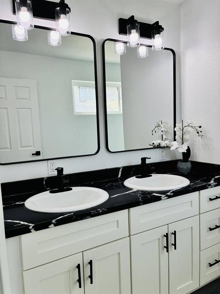 Master+Office 
w/ Private Bath+Entry