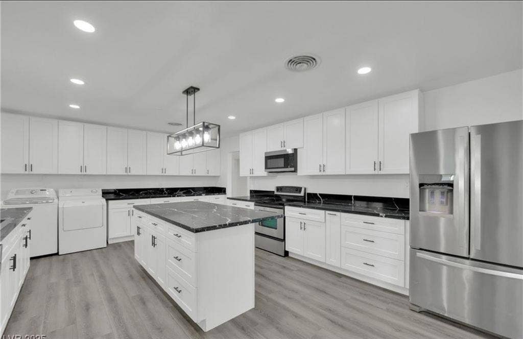 Master+Office 
w/ Private Bath+Entry