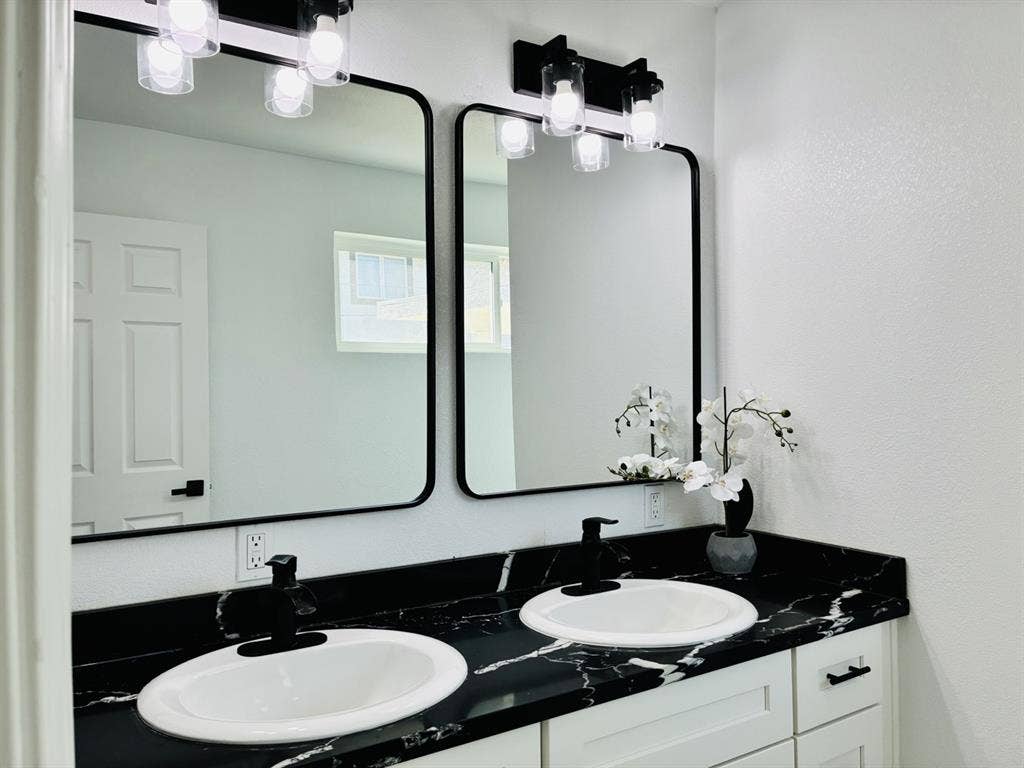 Master+Office 
w/ Private Bath+Entry