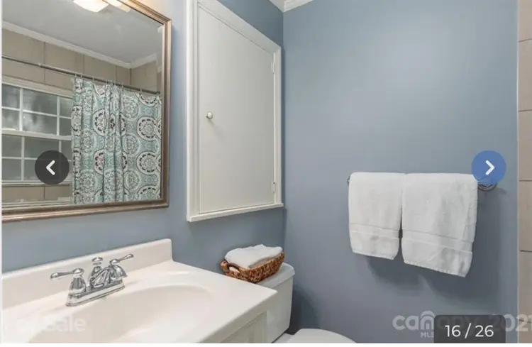 Lovely room/bath in Woodfin