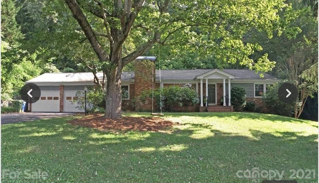 Lovely room/bath in Woodfin