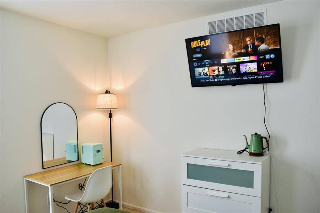 Two Cozy & Modern Rooms Near DIA