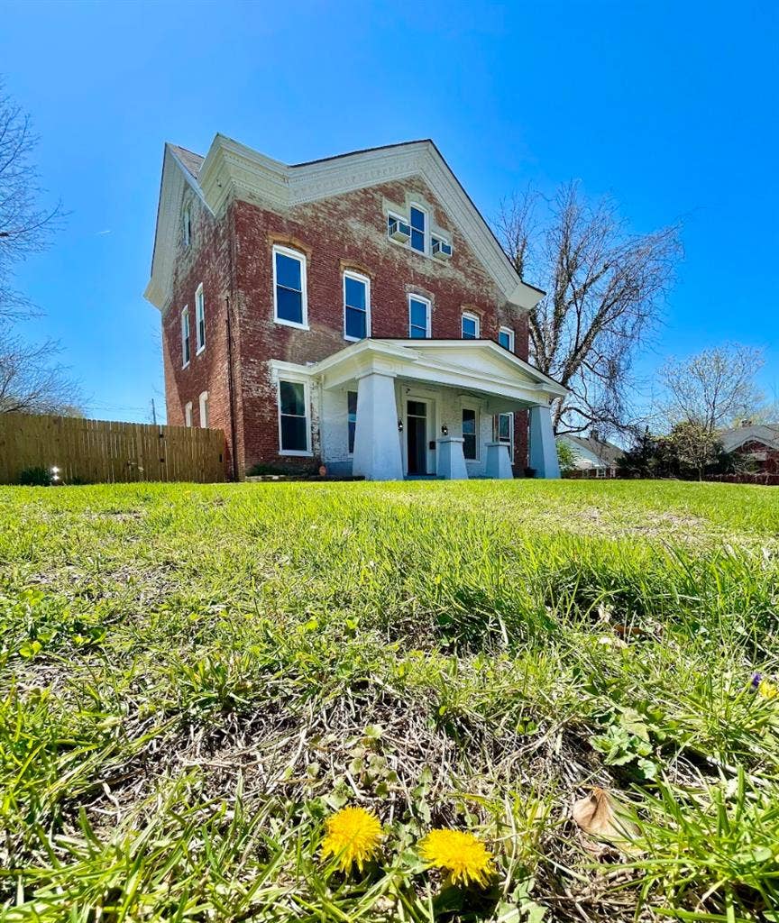 Room for Rent Inside of MANSION!