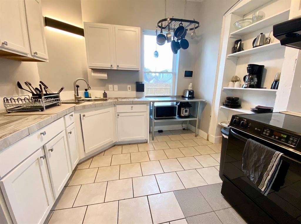 Room for Rent Inside of MANSION!