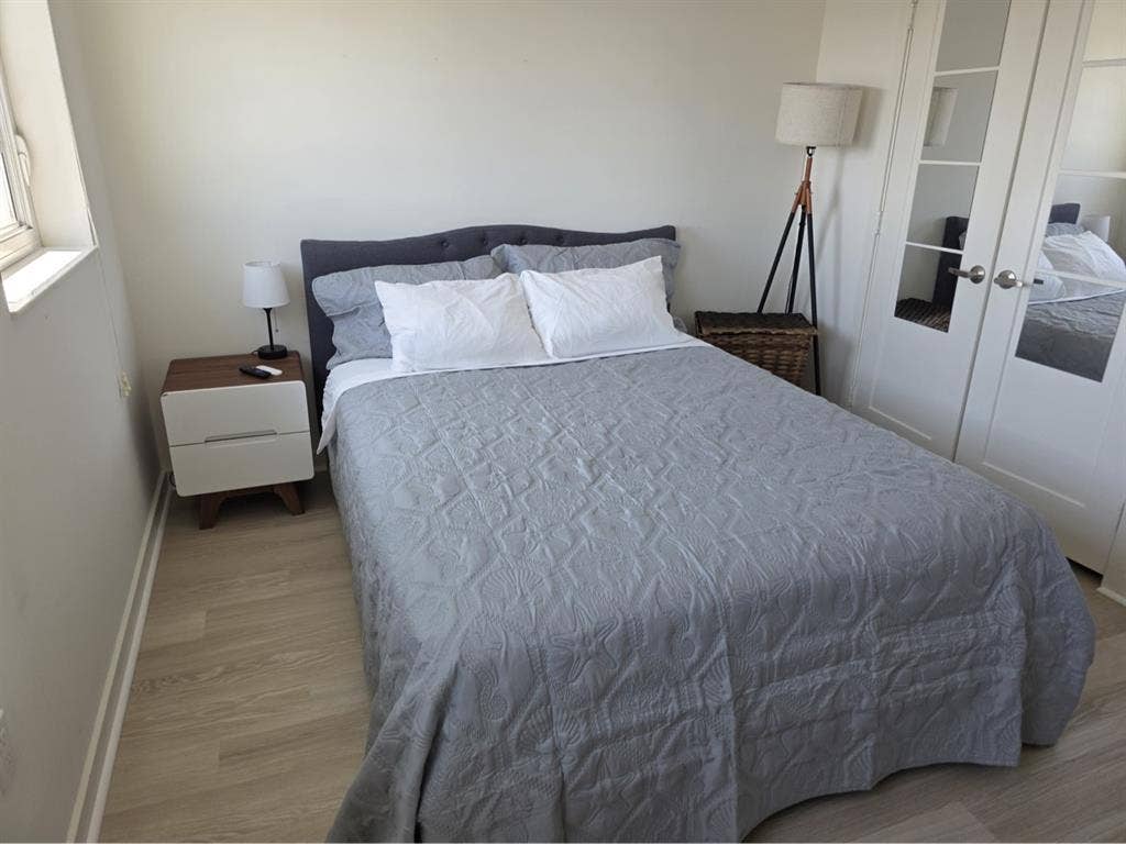 Peaceful South Beach room available