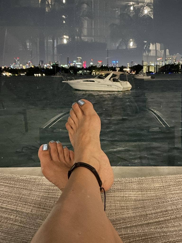 Peaceful South Beach room available