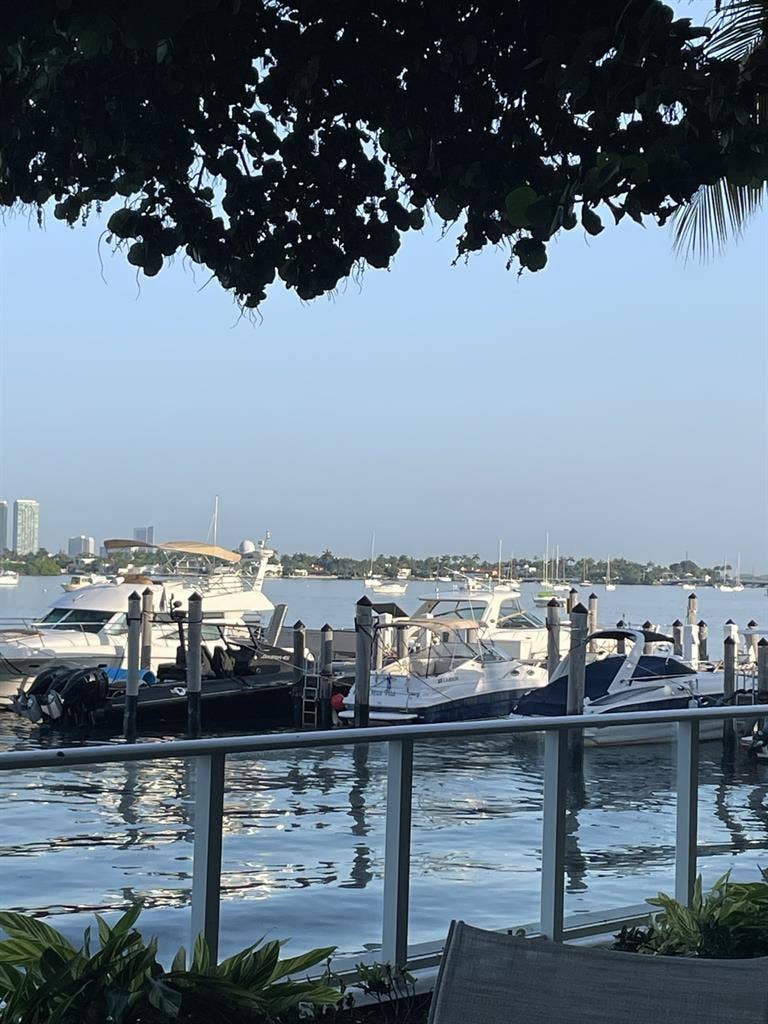 Peaceful South Beach room available