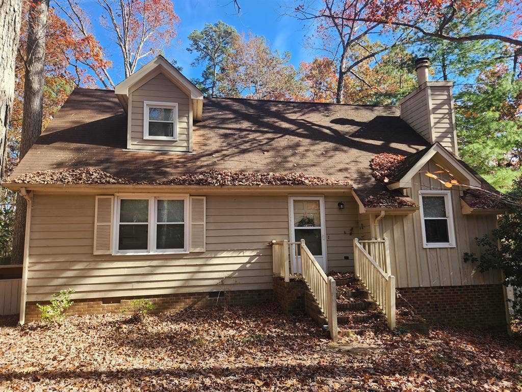 Upstairs Bedroom For Lease