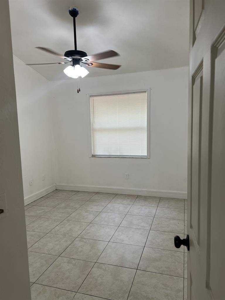 Room For Rent/available December 1
