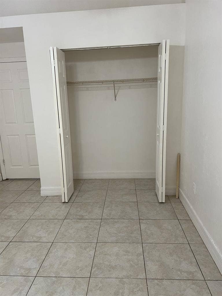 Room For Rent/available December 1