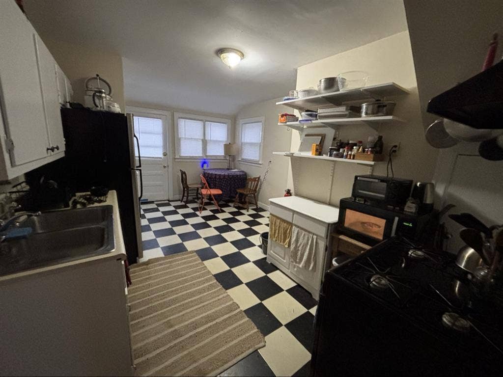 bedroom w/ private full bath Dec