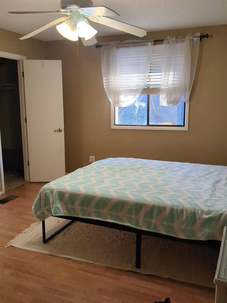 Need roommate in Hoover