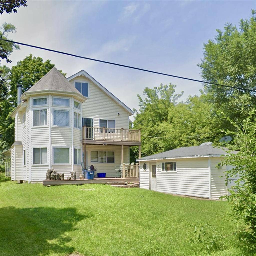 Large room closet private balcony