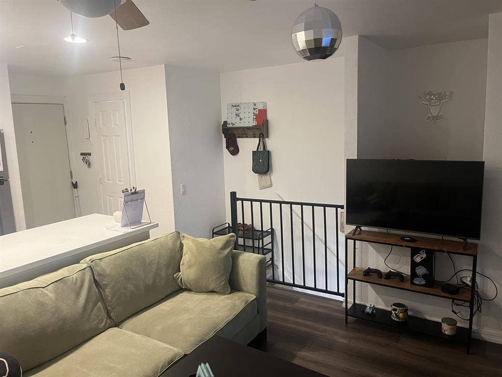 CU Apt On The Hill 3 BED Spring Sub