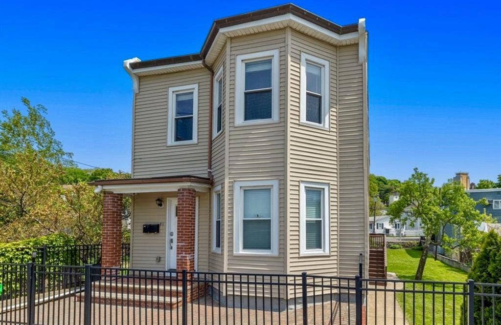 1 Master Bedroom Available in Condo