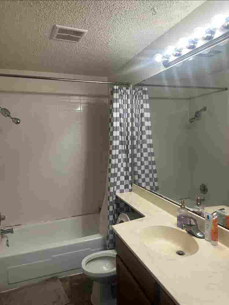 Looking for Roommate