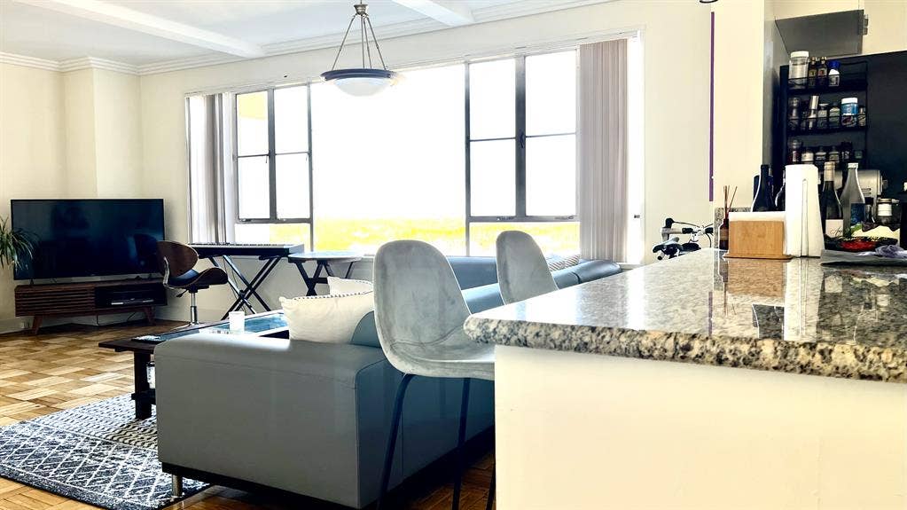 Room with Breathtaking DTLA View