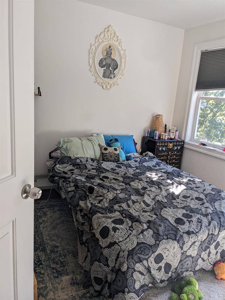 Sunny room in Edgewood rowhouse