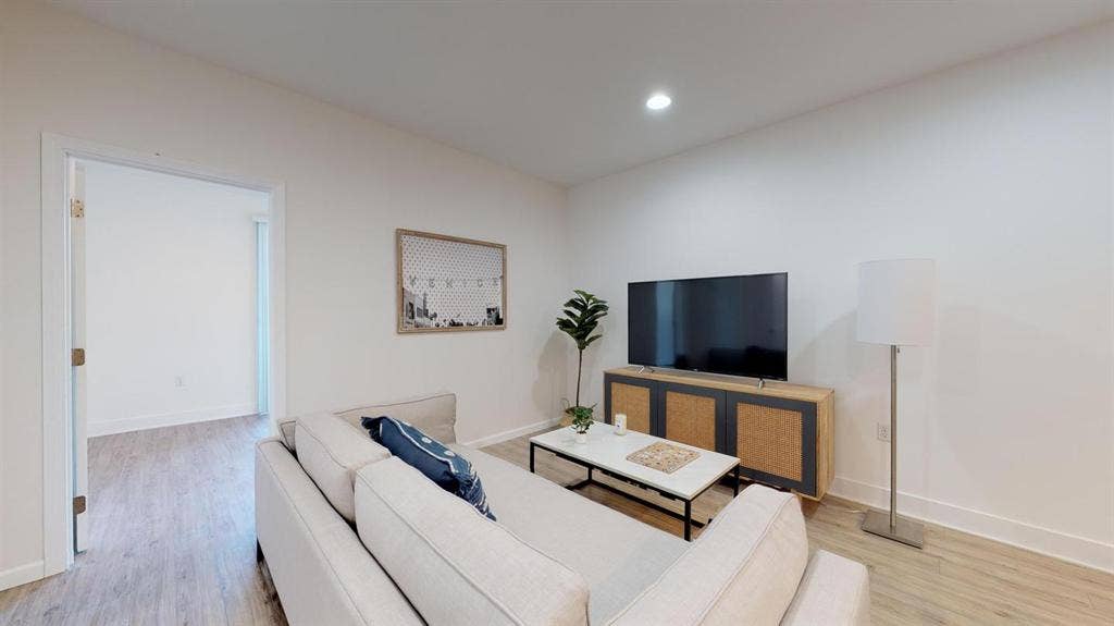 1 BR in Los Angeles