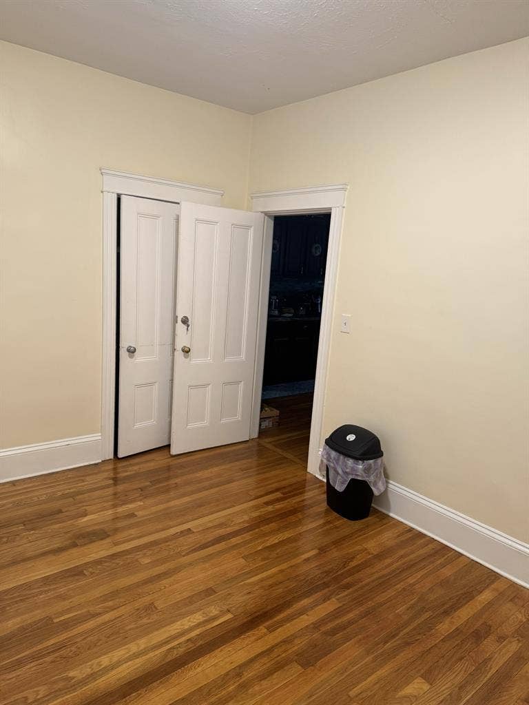 Looking for roommate