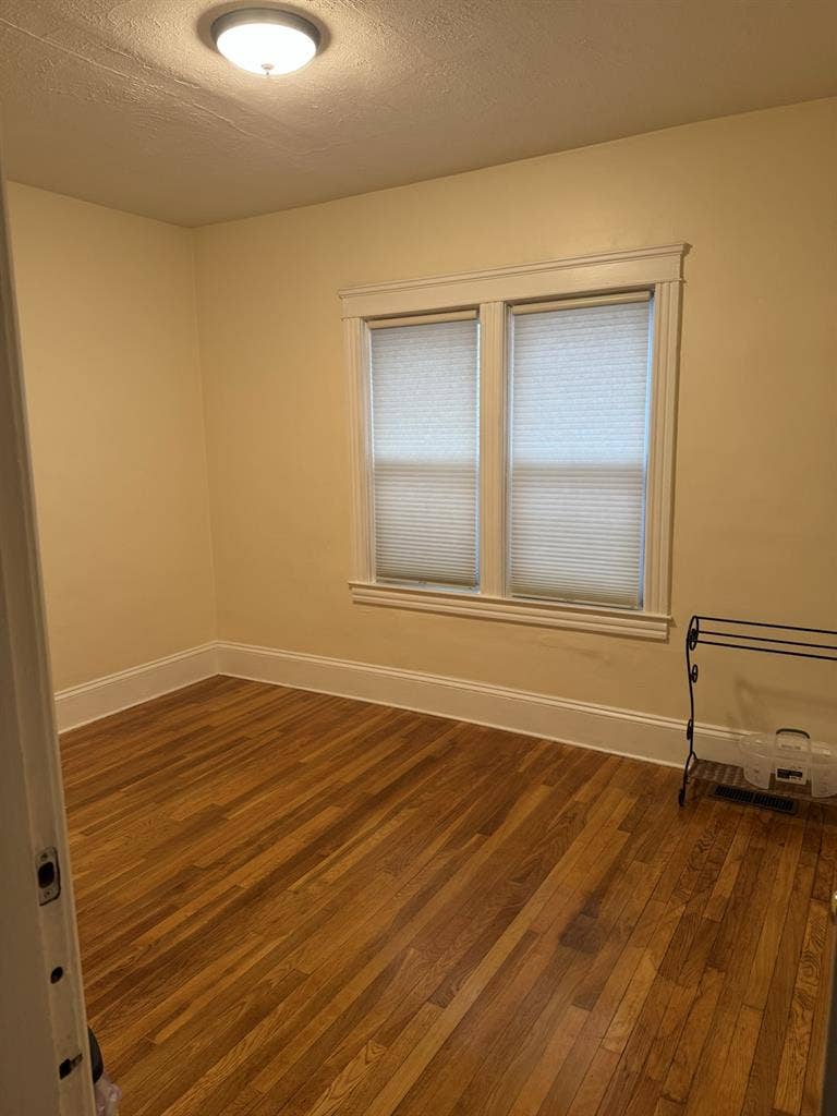 Looking for roommate