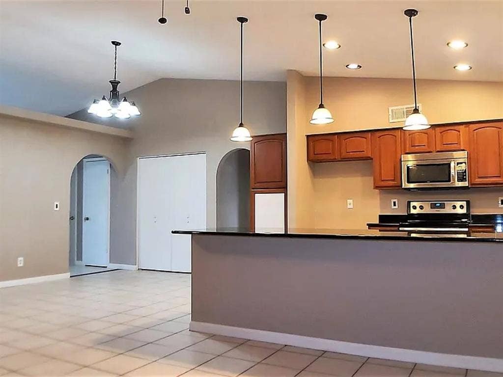 FEMALE OWNER, family pet 
friendly