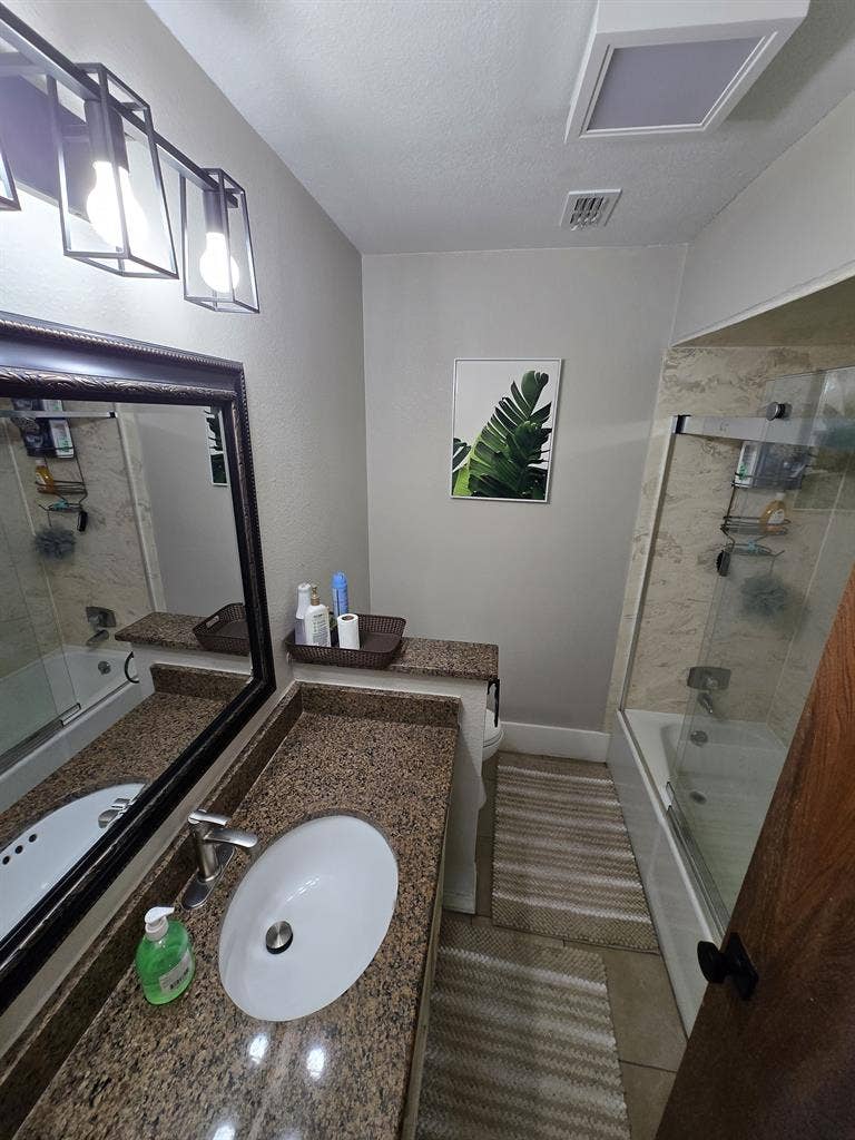 Professional &amp; Creative Roomates