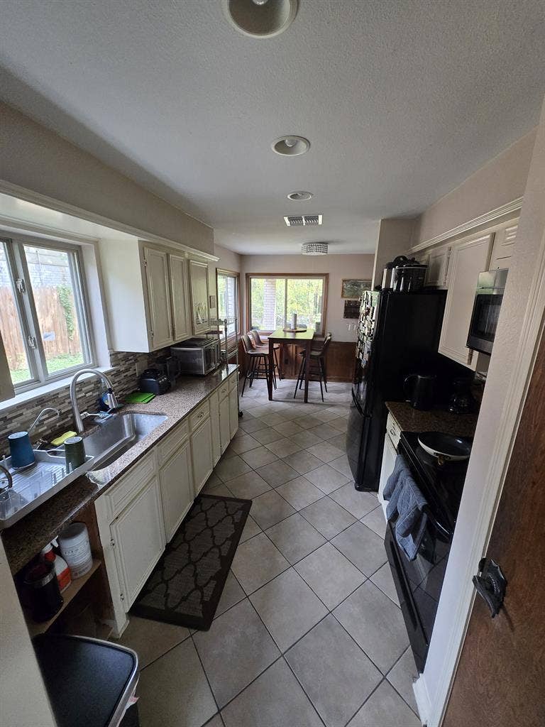 Professional &amp; Creative Roomates