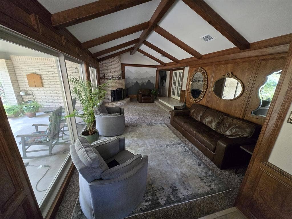 Professional &amp; Creative Roomates