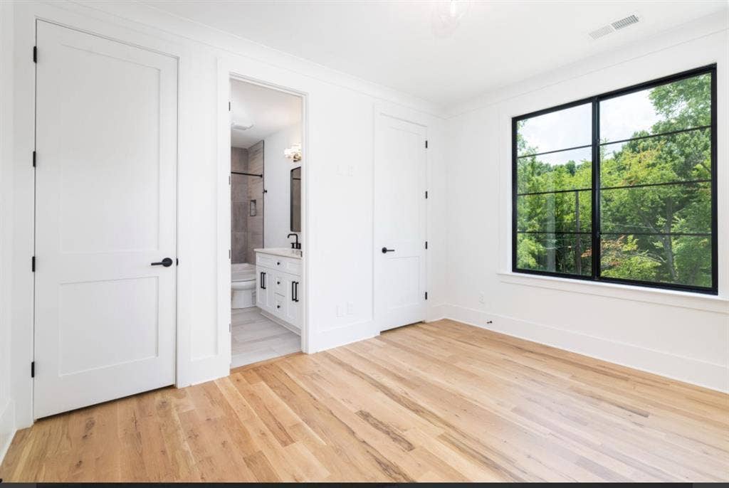 Professional female roommate wanted