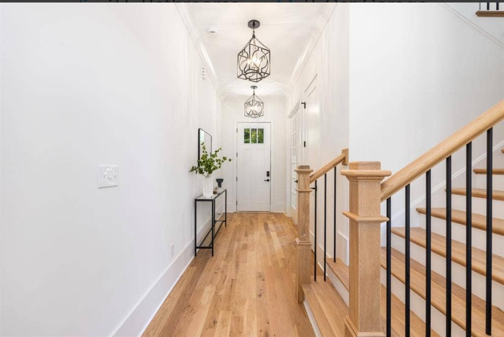 Professional female roommate wanted