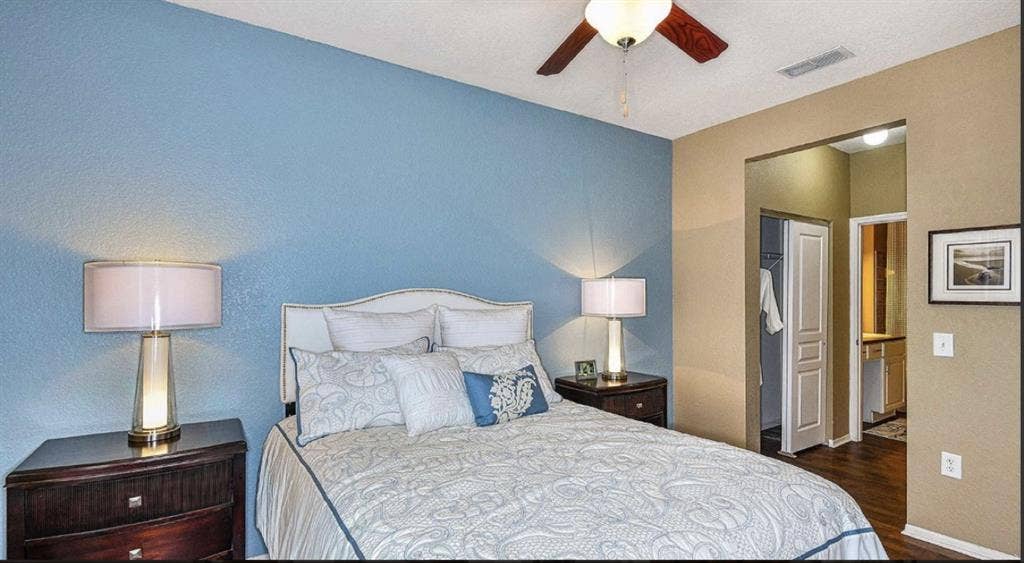 Master BR w/en suite bathroom