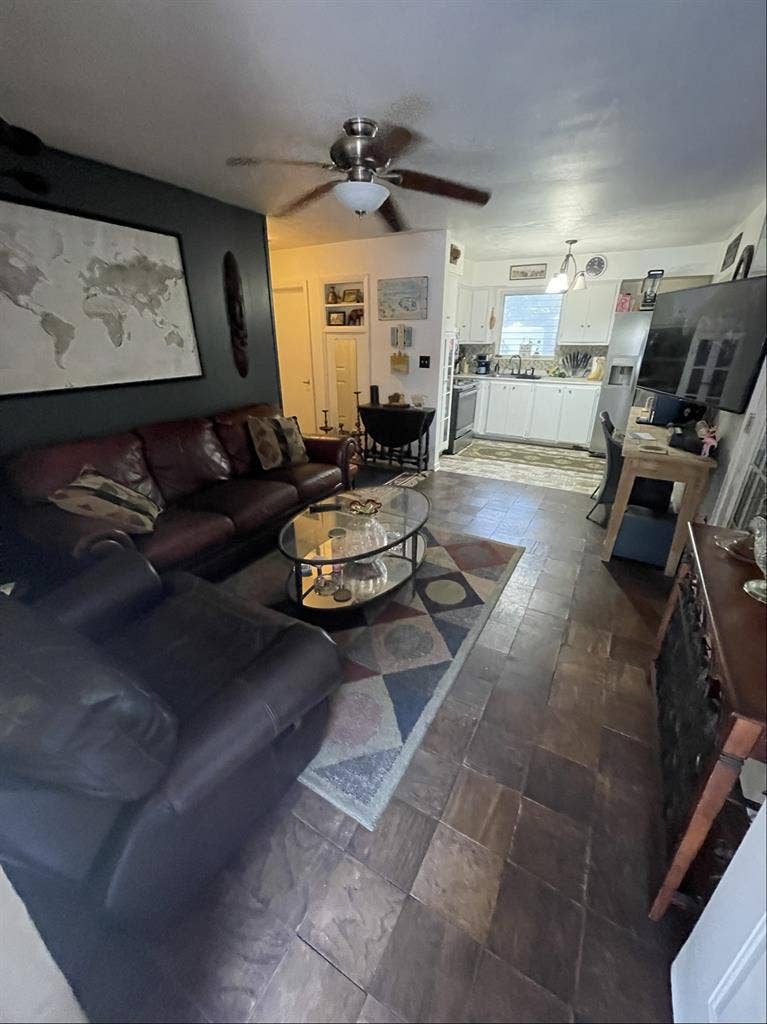 Mid-Century home with room for rent